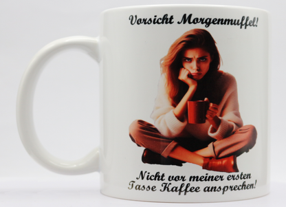 Jumbo Tasse XXL 330 ml mit mürrische Frau im Yogasitz und Schriftzug "Vorsicht! Morgenmuffel! ... " V2